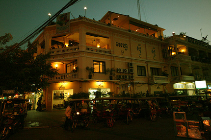 Grab a nightcap at the legendary Foreign Correspondent's Club
