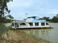 The Kanadah houseboat sleeps 10