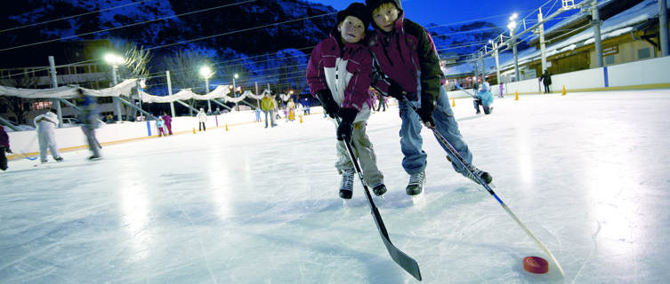 Play ice hockey in Valloire